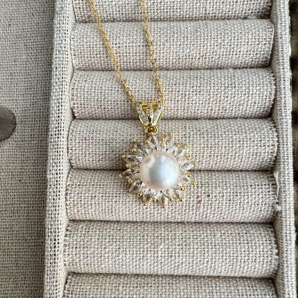 Elegant Gold Pearl Necklace - Picture 3 of 9